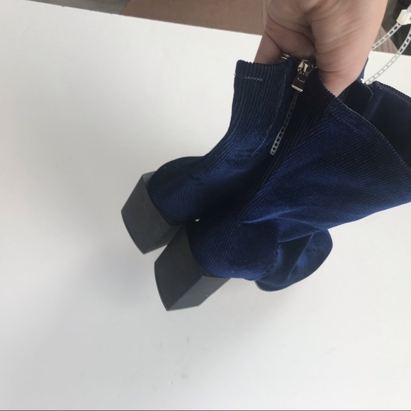 NWT Halston blue velour ribbed block heel booties - Picture 3 of 5
